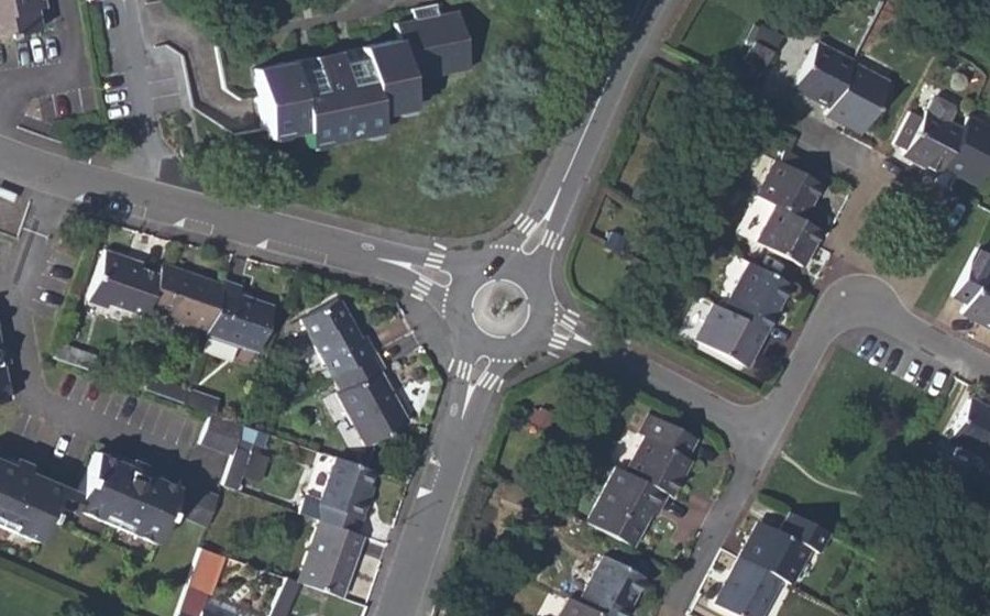 Vue aérienne du Rond-point anonyme n°182556782