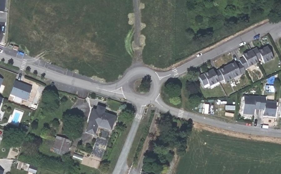 Vue aérienne du Rond-point anonyme n°182564442