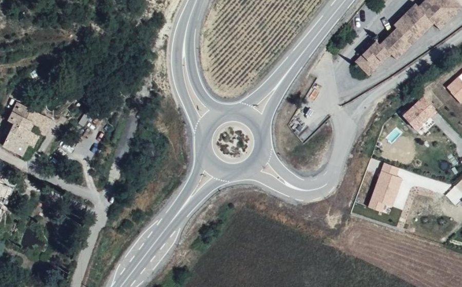 Vue aérienne du Rond-point anonyme n°182624782