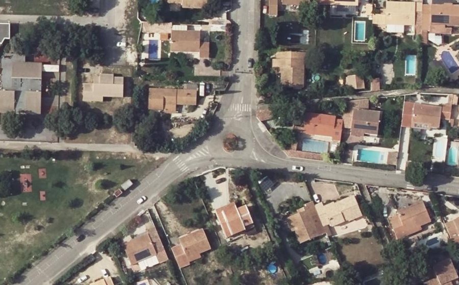Vue aérienne du Rond-point anonyme n°182626124