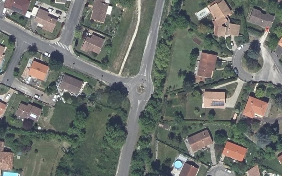 Vue aérienne du Rond-point anonyme n°182670449