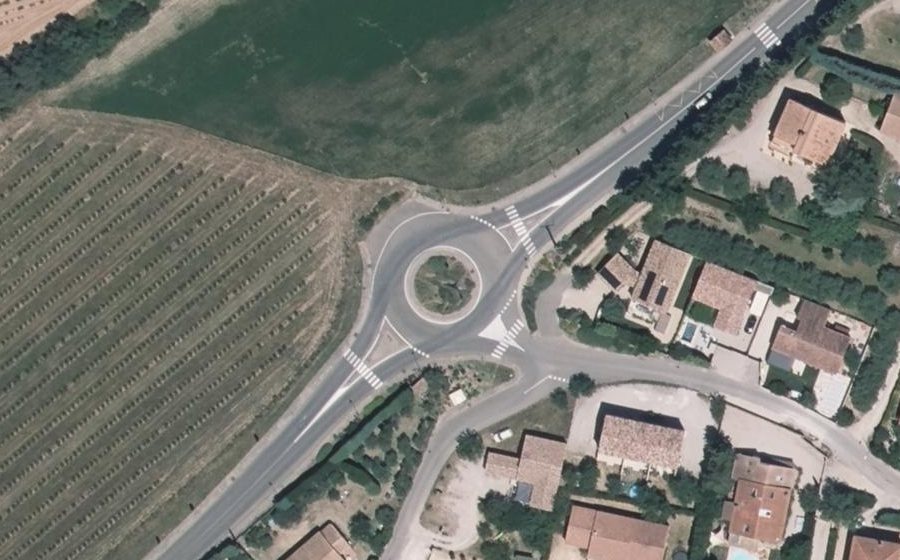Vue aérienne du Rond-point anonyme n°182692392