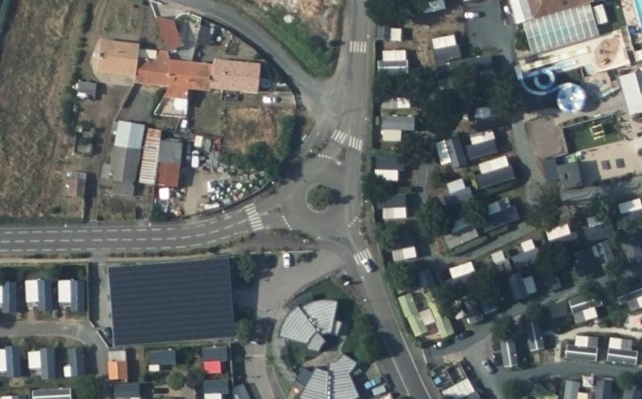 Vue aérienne du Rond-point anonyme n°182692869