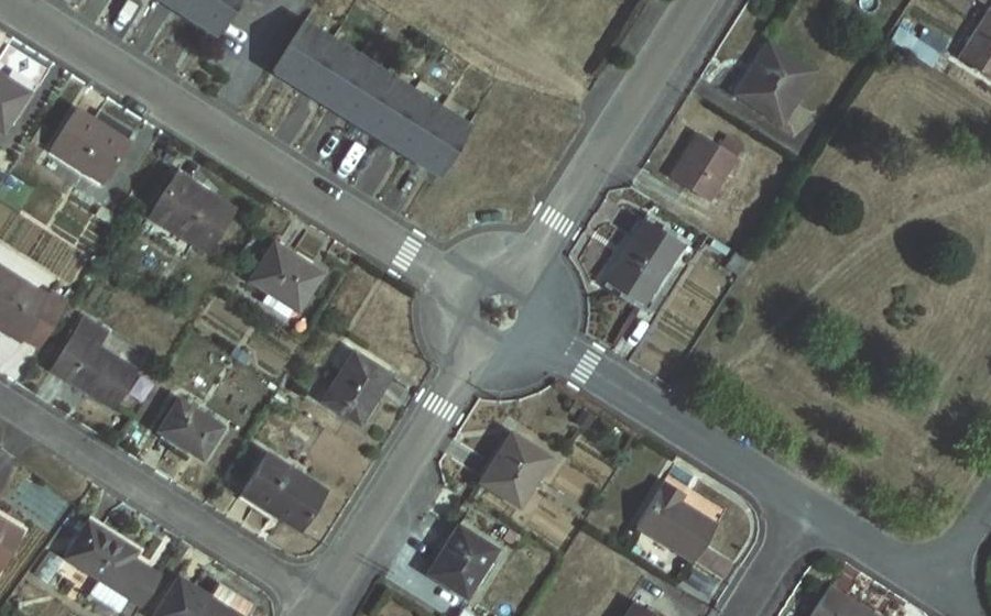 Vue aérienne du Rond-point anonyme n°182699382