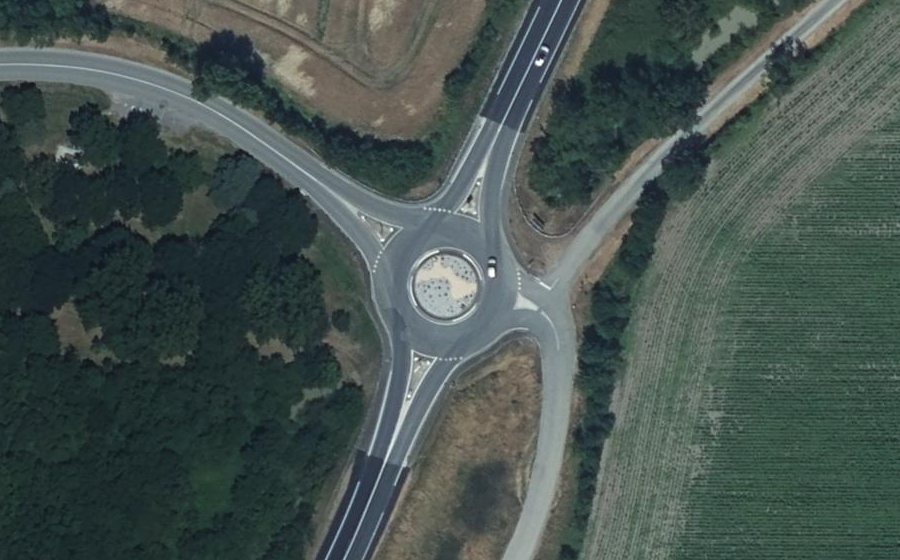Vue aérienne du Rond-point anonyme n°182720648