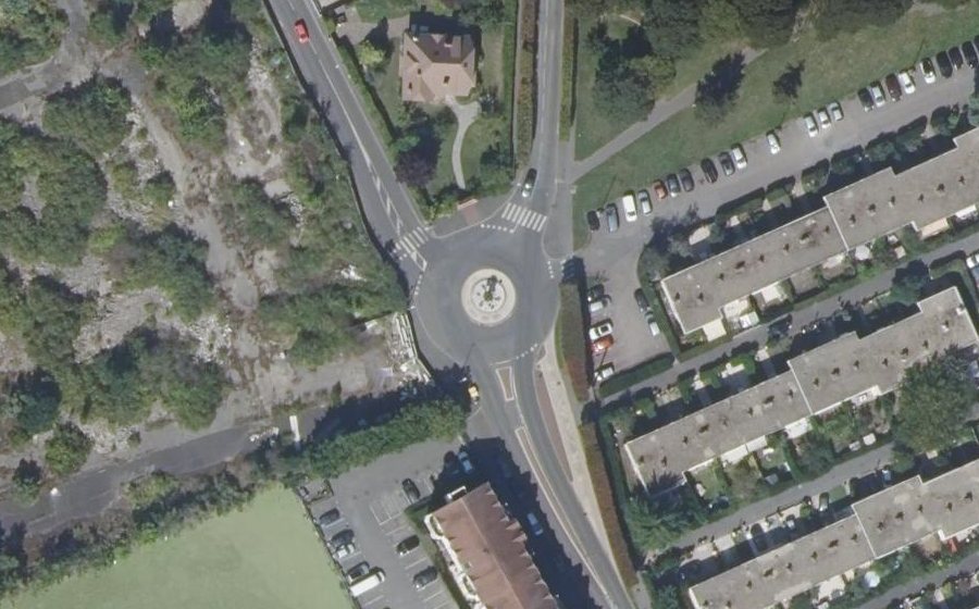 Vue aérienne du Rond-point anonyme n°182730587