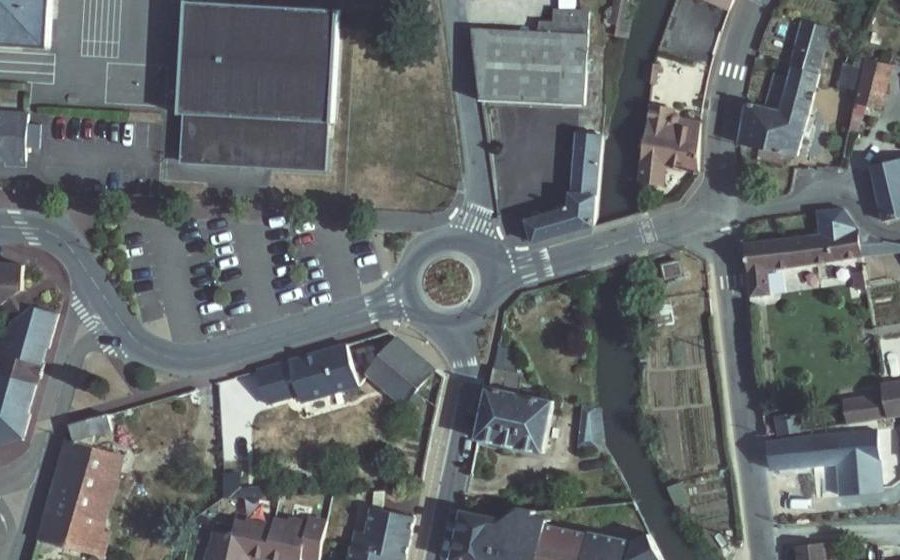 Vue aérienne du Rond-point anonyme n°182735462