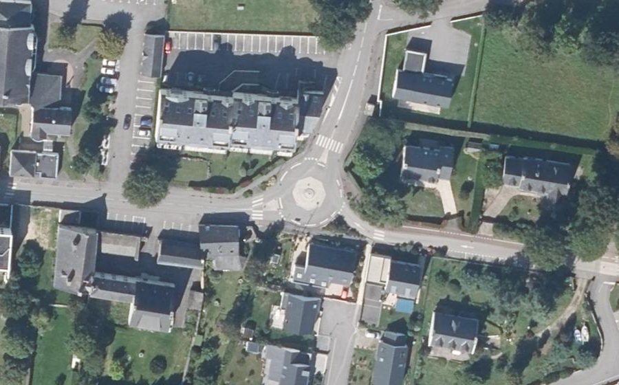 Vue aérienne du Rond-point anonyme n°182736616