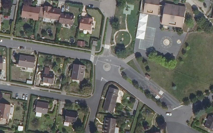 Vue aérienne du Rond-point anonyme n°182755936