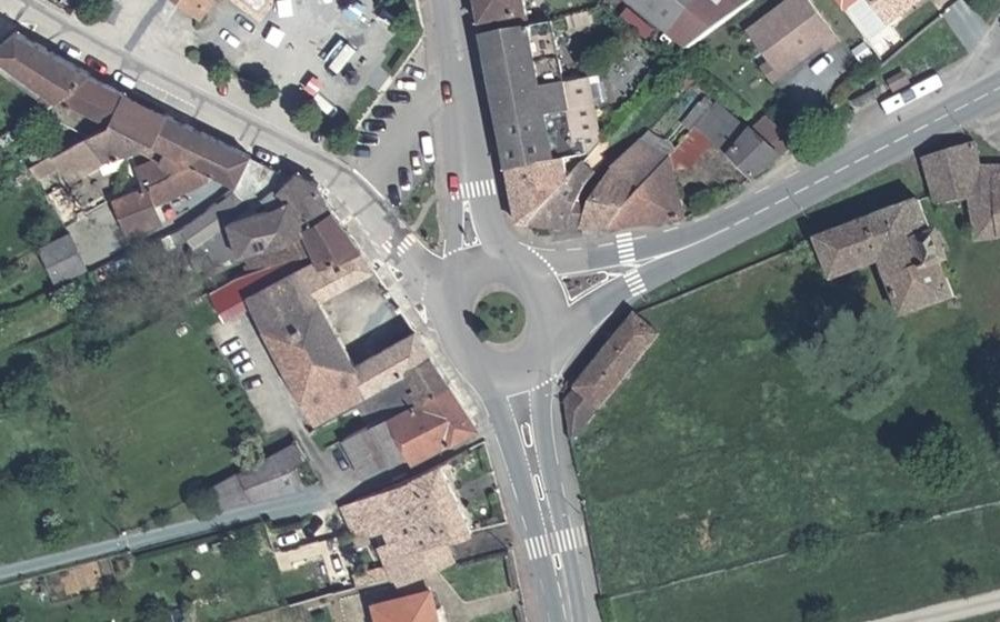 Vue aérienne du Rond-point anonyme n°182821622