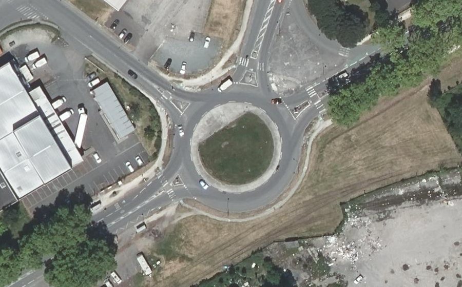 Vue aérienne du Rond-point anonyme n°182821965