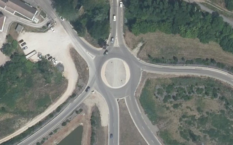 Vue aérienne du Rond-point anonyme n°182824570