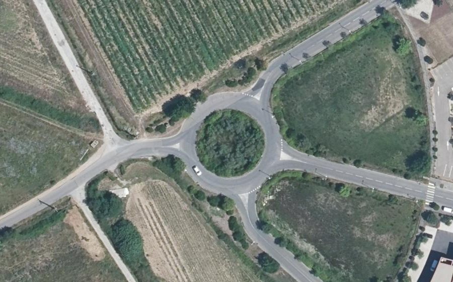 Vue aérienne du Rond-point anonyme n°182846065