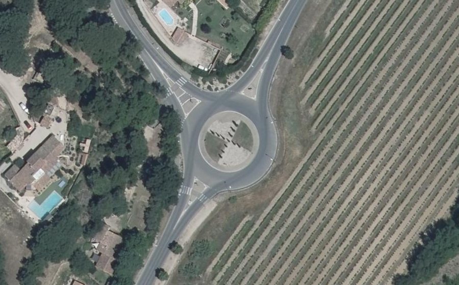 Vue aérienne du Rond-point anonyme n°182861438