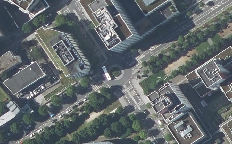 Vue aérienne du Rond-point anonyme n°182871890