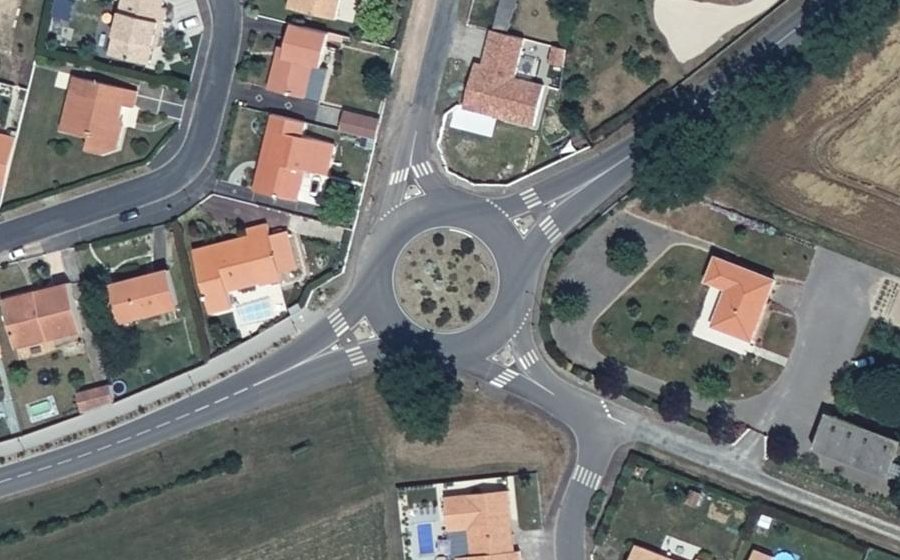 Vue aérienne du Rond-point anonyme n°182881255