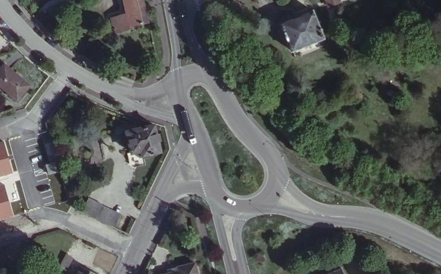 Vue aérienne du Rond-point anonyme n°182886861