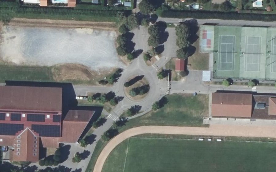 Vue aérienne du Rond-point anonyme n°182889321