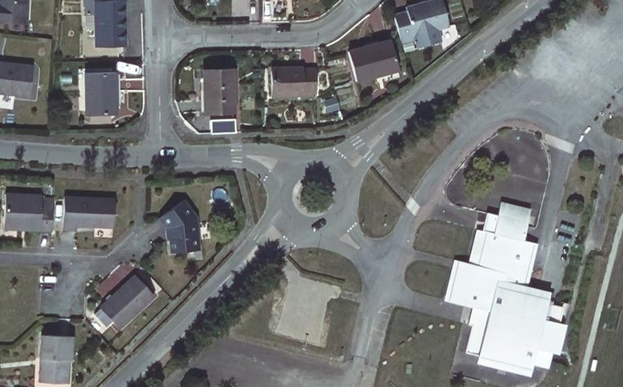 Vue aérienne du Rond-point anonyme n°182899828