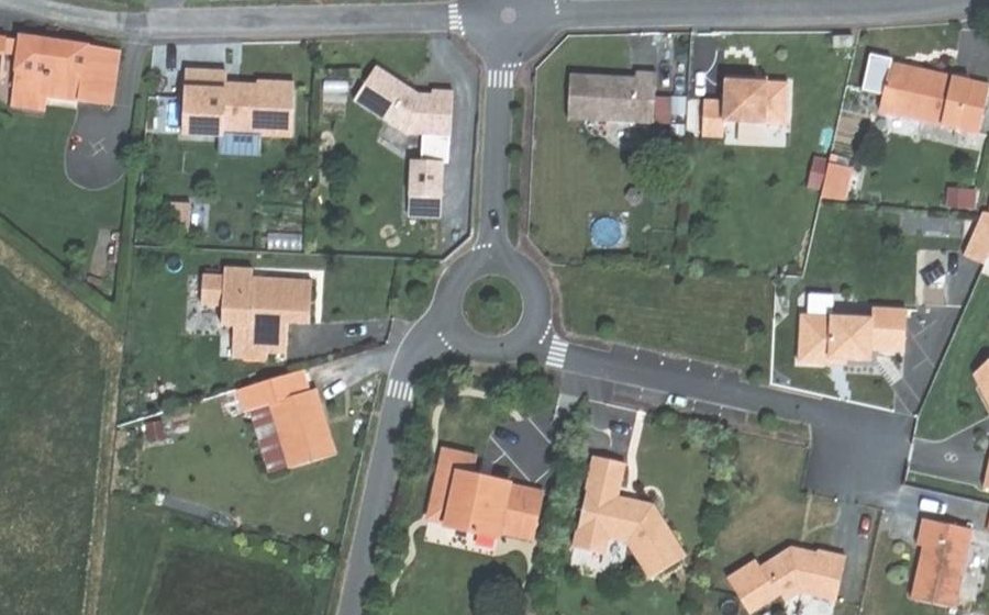 Vue aérienne du Rond-point anonyme n°182900532