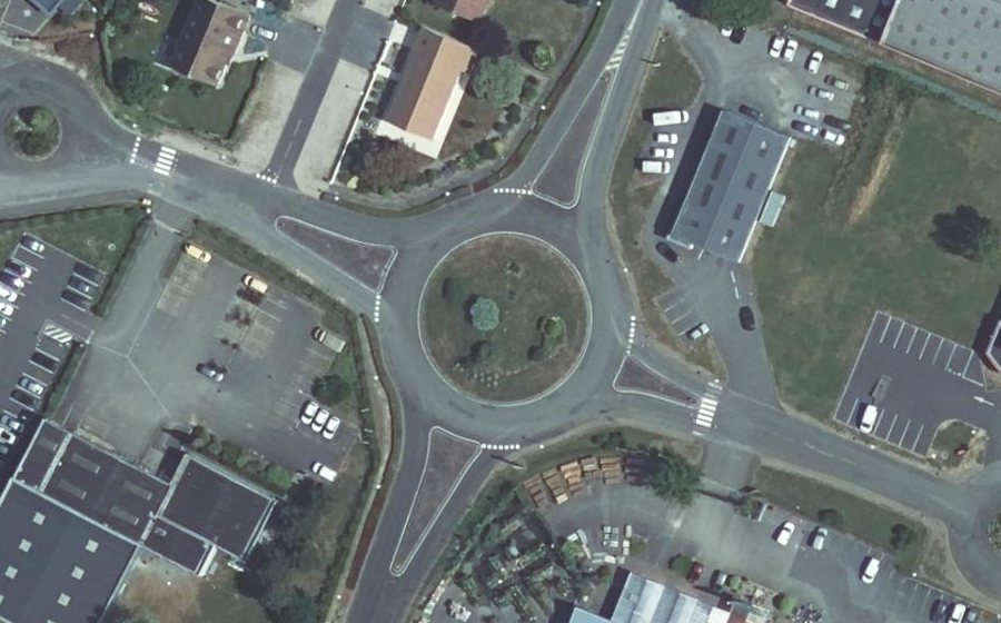 Vue aérienne du Rond-point anonyme n°182926832