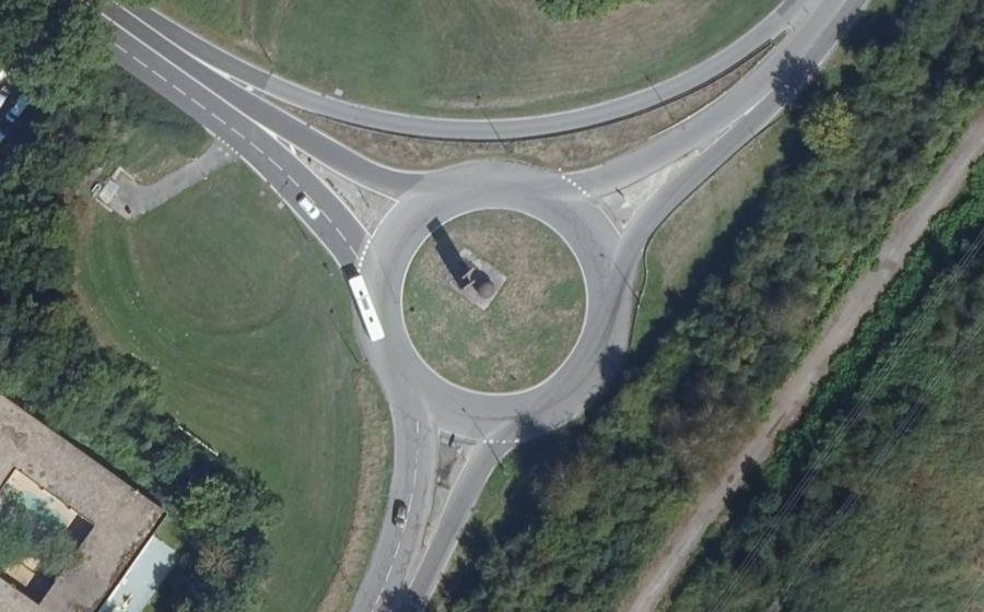 Vue aérienne du Rond-point anonyme n°182935454