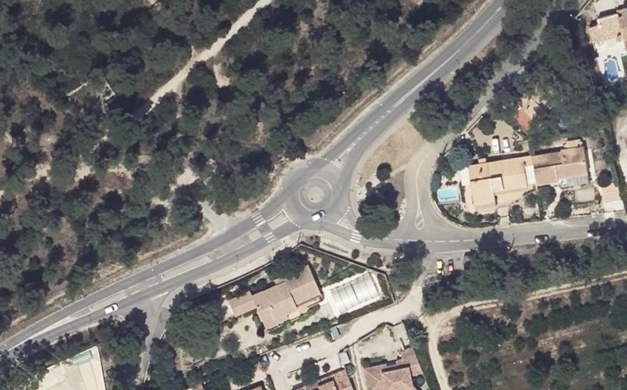Vue aérienne du Rond-point anonyme n°182951347