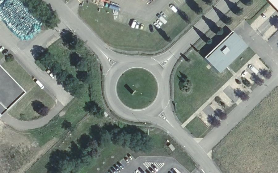 Vue aérienne du Rond-point anonyme n°183024068