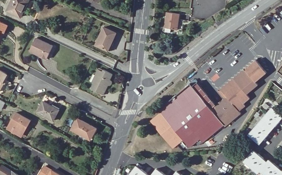 Vue aérienne du Rond-point anonyme n°183038040