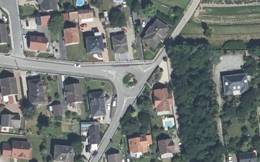 Vue aérienne du Rond-point anonyme n°183050645