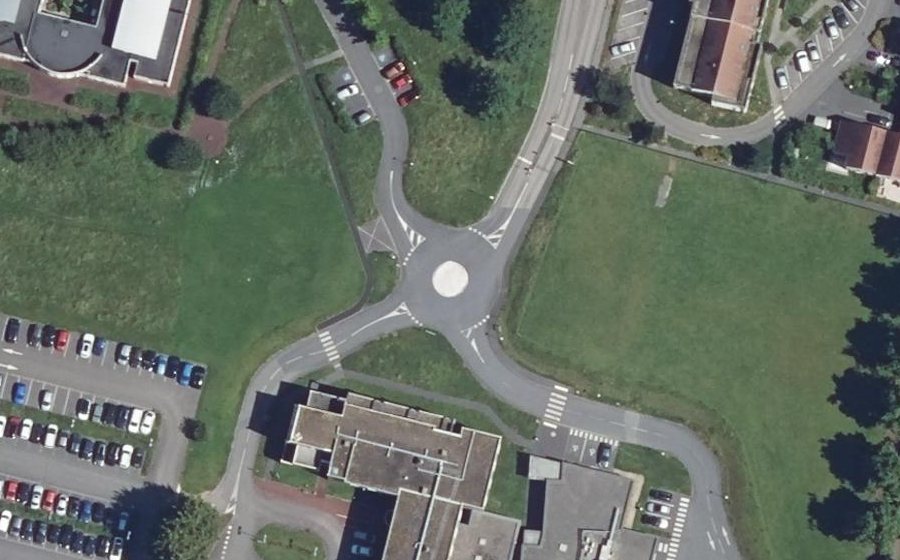 Vue aérienne du Rond-point anonyme n°183056462