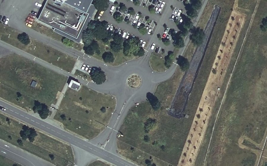 Vue aérienne du Rond-point anonyme n°183060223