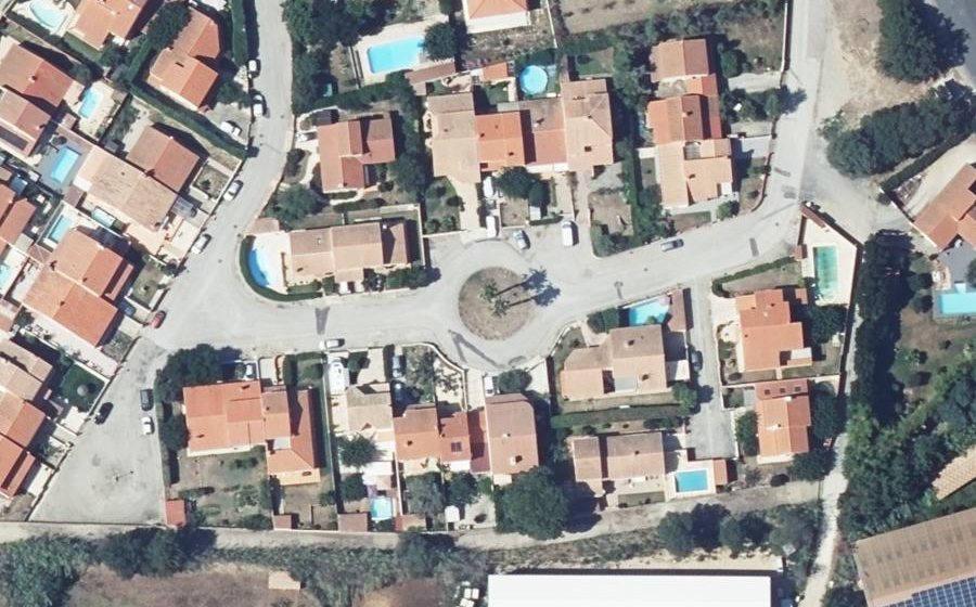 Vue aérienne du Rond-point anonyme n°183063698