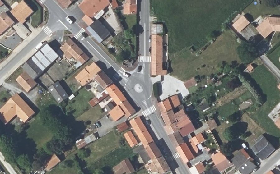 Vue aérienne du Rond-point anonyme n°183067332