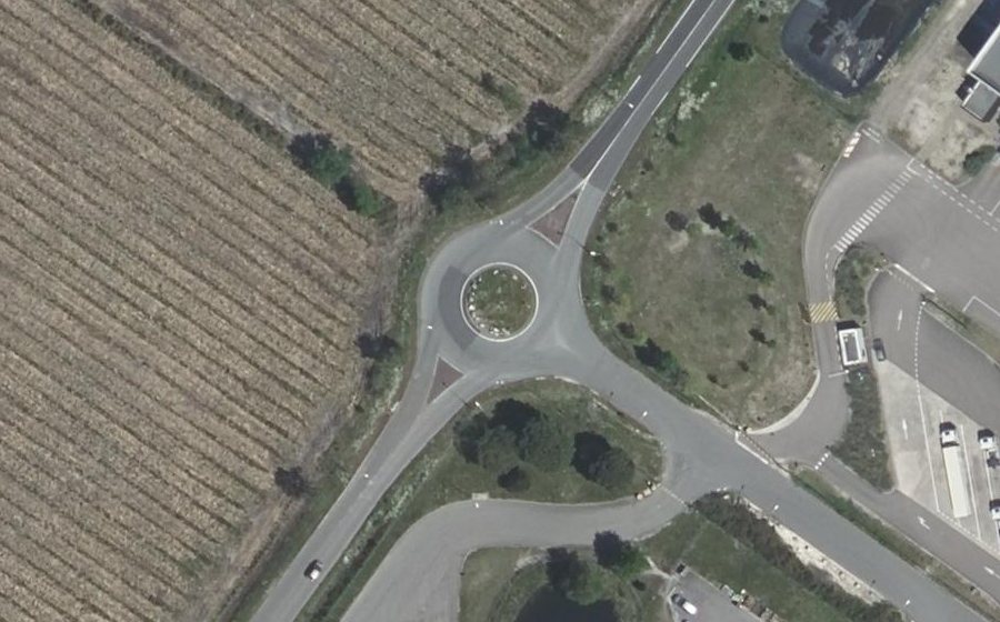 Vue aérienne du Rond-point anonyme n°183069552