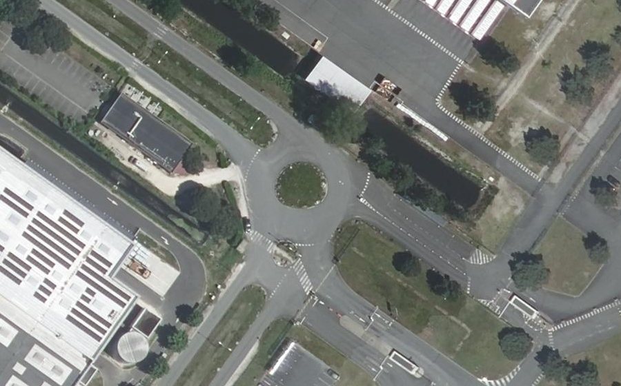 Vue aérienne du Rond-point anonyme n°183069553