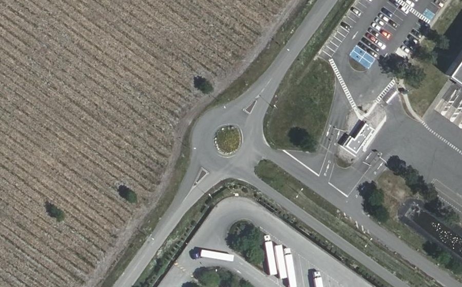 Vue aérienne du Rond-point anonyme n°183069554
