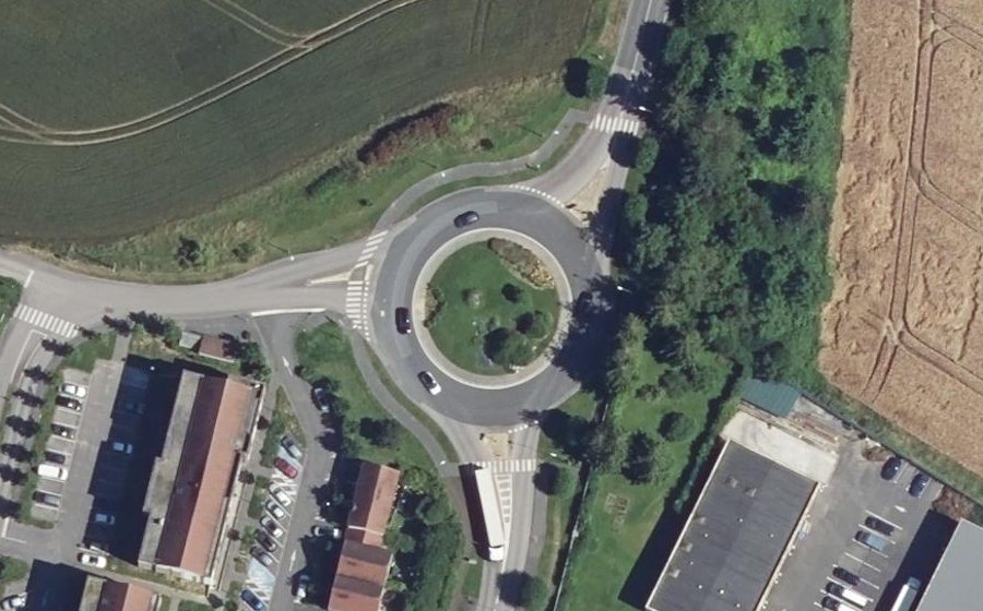 Vue aérienne du Rond-point anonyme n°183083406
