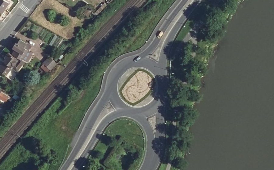 Vue aérienne du Rond-point anonyme n°183084460