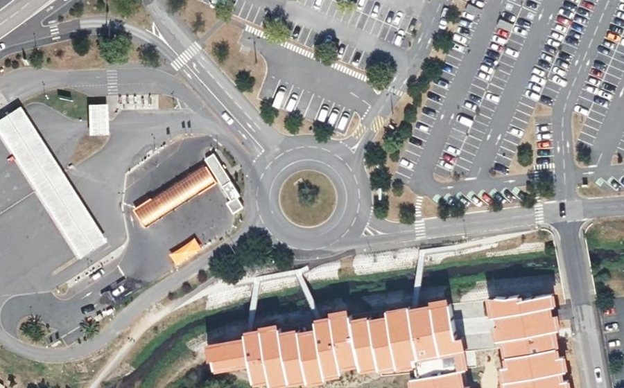 Vue aérienne du Rond-point anonyme n°183130477