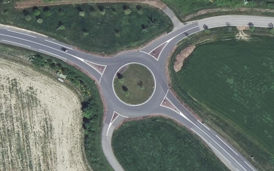 Vue aérienne du Rond-point anonyme n°183130833