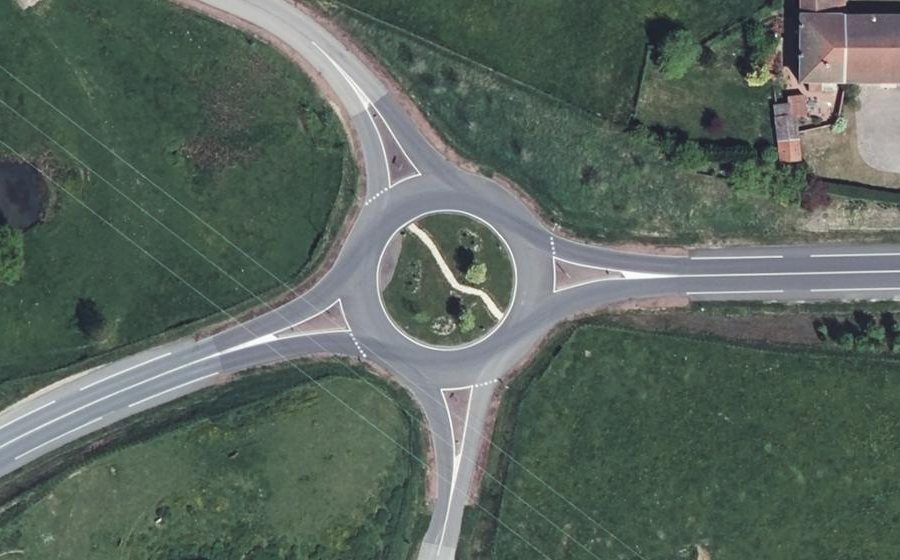 Vue aérienne du Rond-point anonyme n°183130834