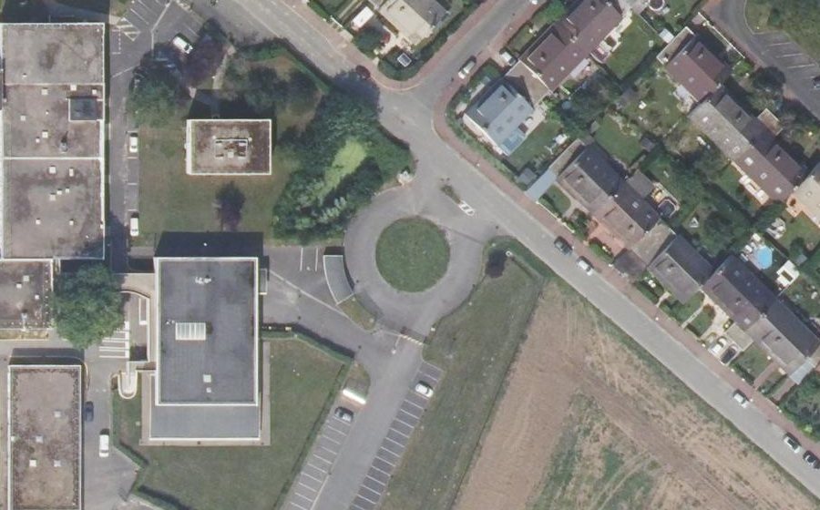 Vue aérienne du Rond-point anonyme n°183139975