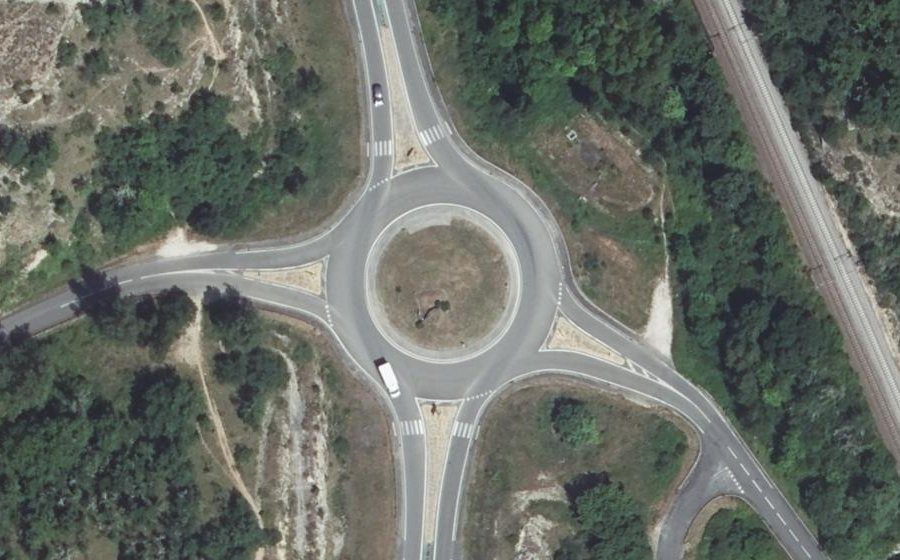 Vue aérienne du Rond-point anonyme n°183157397