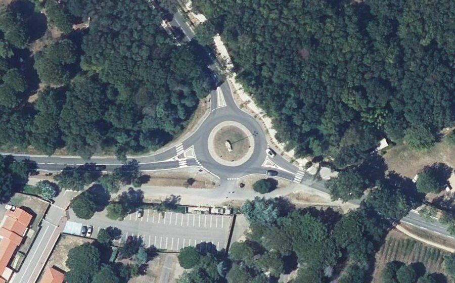 Vue aérienne du Rond-point anonyme n°183158823