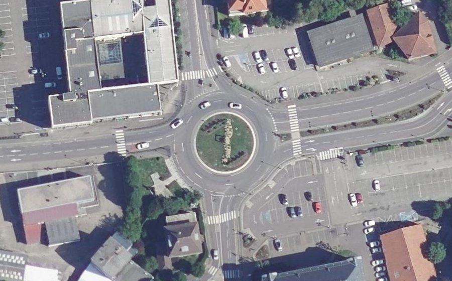Vue aérienne du Rond-point anonyme n°18317121
