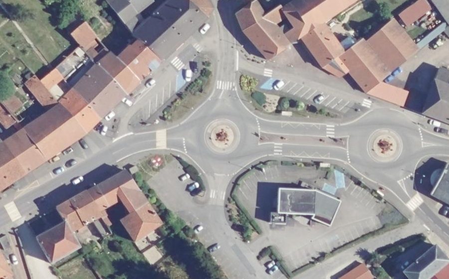 Vue aérienne du Rond-point anonyme n°18317141