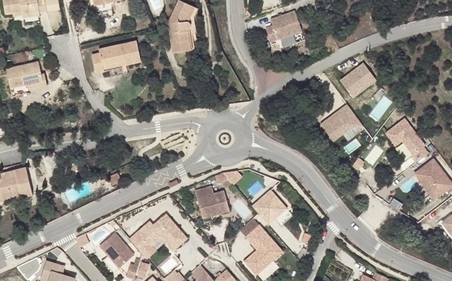 Vue aérienne du Rond-point anonyme n°183171707