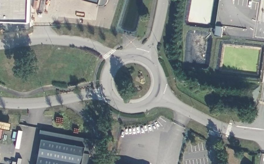 Vue aérienne du Rond-point anonyme n°183172414