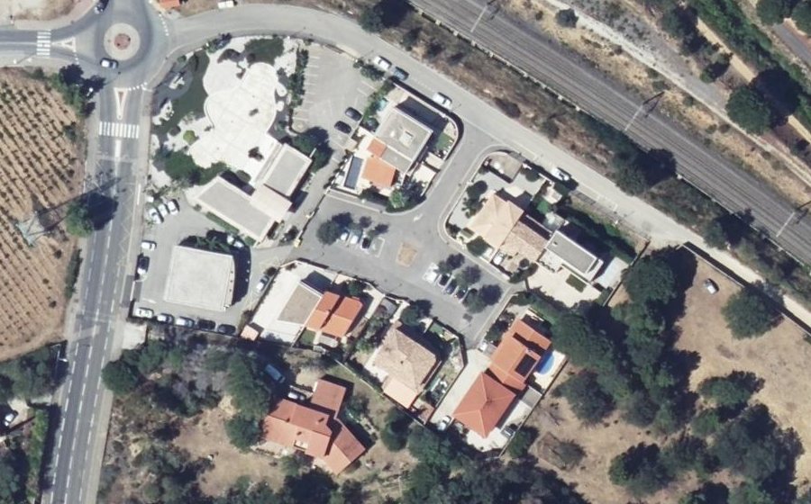 Vue aérienne du Rond-point anonyme n°183175214